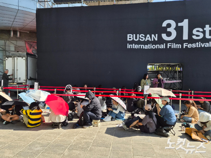 제31회 부산국제영화제 개막식을 앞둔 6일 오후 부산 영화의전당 행사장 일대에 레드카펫 입장 줄이 길게 늘어섰다. 정혜린 기자