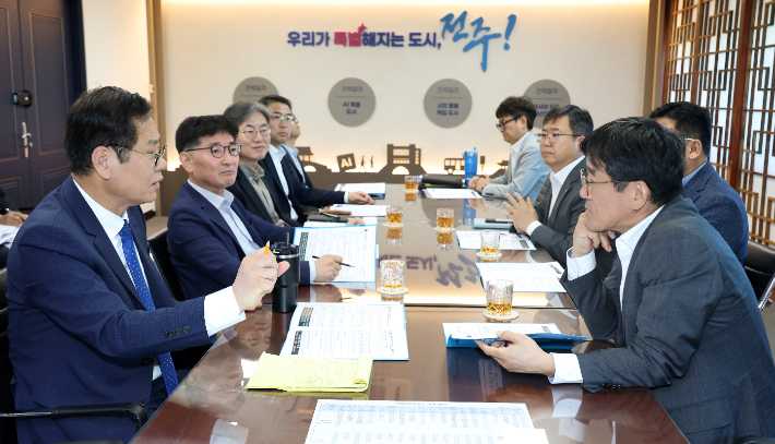 조지훈 전주시장과 박춘원 전북은행장은 6일 만나 지역 경제 동향을 파악할 수 있는 금융데이터를 정기적으로 공유하는 방안을 논의했다. 전주시 제공