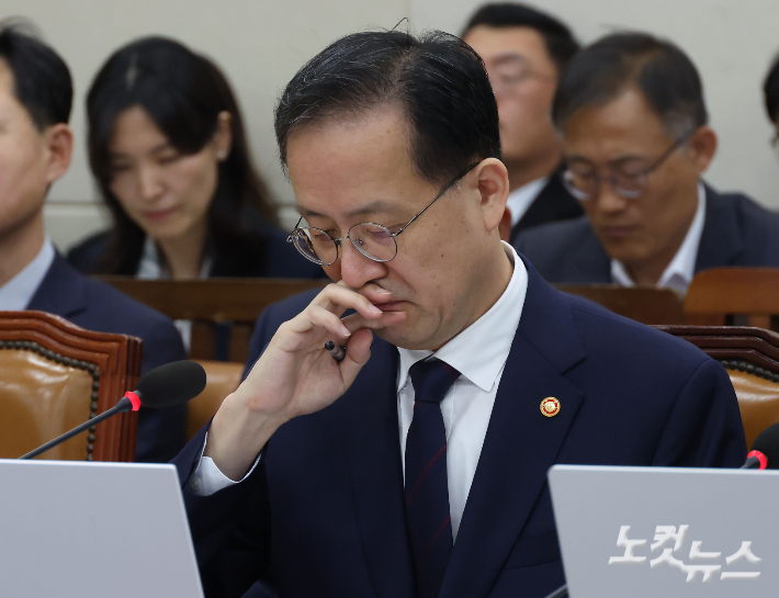이형일 부총리 겸 재정경제부 장관이 6일 국회 재정경제기획위원회 국정감사에 출석해 얼굴을 만지고 있다. 황진환 기자