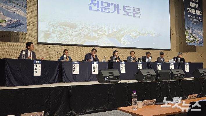 6일 북항 명소화 전략 시민포럼에 참석한 전문가들이 토론을 펼치고 있다. 박진홍 기자