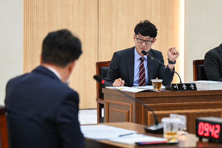 질의하는 이용운 시의원. 부산시의회 제공