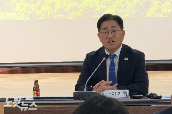 6일 이기형 경기 김포시장이 시청 3층 대회의실에서 취임 100일 기념 기자간담회를 열었다. 박창주 기자