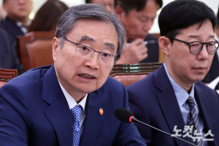 조현 외교부 장관이 6일 서울 여의도 국회에서 열린 외교통일위원회의 외교부·한국국제협력단 등에 대한 국정감사에서 의원 질의에 답변을 하고 있다. 윤창원 기자