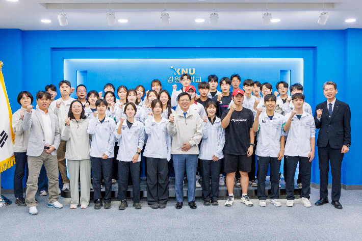 강원대학교는 6일 춘천캠퍼스 대학본부에서 '제107회 전국체육대회 출정식'을 개최했다. 강원대 제공