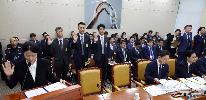 6일 서울 여의도 국회에서 과학기술정보방송통신위원회의 과학기술정보통신부·우정사업본부 등에 대한 국정감사에 출석한 최주희 티빙대표, 이종현 SK텔레콤 CISO, 홍관희 LGU+ CISO, 이상운 KT CISO 등 일반 증인들이 증인선서를 하고 있다. 윤창원 기자