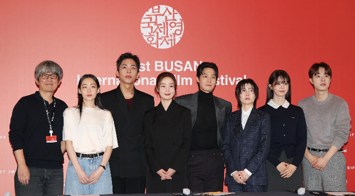 6일 부산 해운대구 영화의전당 중극장에서 열린 제31회 부산국제영화제 개막작 '낮과 밤은 서로에게' 기자회견에서 김종관 감독(왼쪽)과 출연진이 포즈를 취하고 있다. 연합뉴스