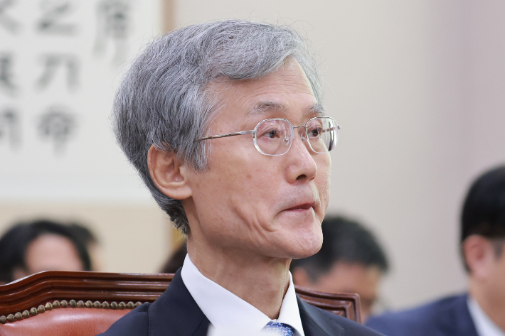 조희대 대법원장이 6일 국회 법제사법위원회에서 열린 대법원 등에 대한 국정감사에서 법사위원 질문을 듣고 있다. 연합뉴스