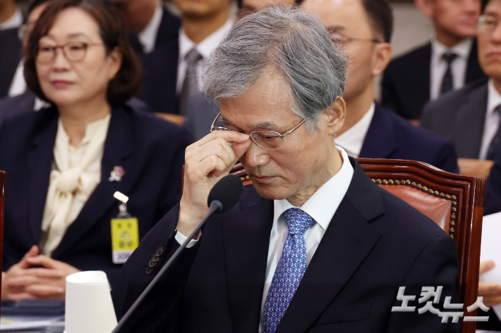 조희대 대법원장이 6일 서울 여의도 국회에서 열린 법제사법위원회의 대법원 등에 대한 국정감사에서 안경을 만지고 있다. 윤창원 기자