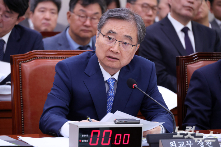 조현 외교부 장관이 6일 서울 여의도 국회에서 열린 외교통일위원회 국정감사에서 의원 질의에 답변을 하고 있다. 윤창원 기자
