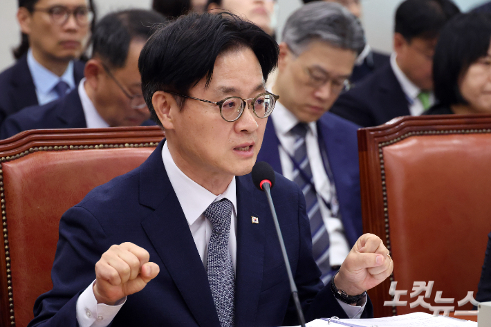 김정관 산업통상부 장관이 6일 서울 여의도 국회에서 열린 산업통상자원중소벤처기업위원회의 산업통상부 국정감사에서 의원 질의에 답변을 하고 있다. 윤창원 기자
