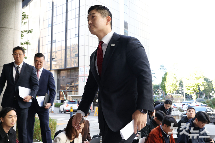 국민의힘 김재섭 의원이 국정감사 첫날인 6일 오전 서울 마포구 서울경찰청 광역수사단 공공범죄수사대에 피의자 신분으로 출석하고 있다. 류영주 기자