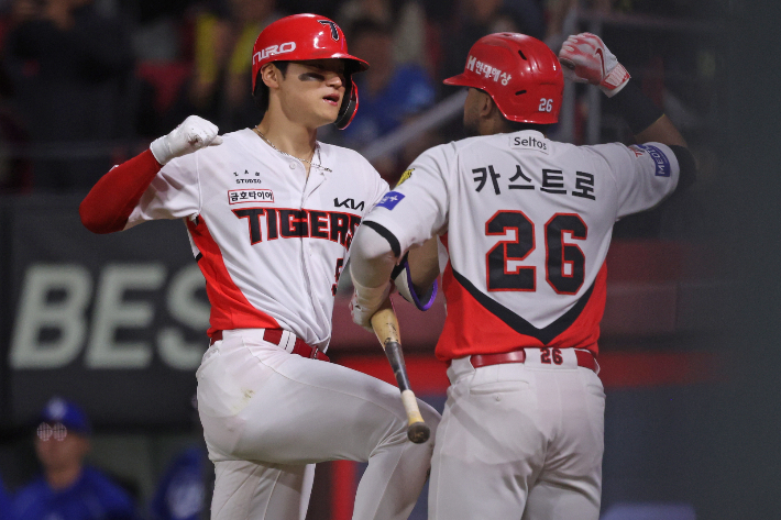KIA 김도영이 6일 삼성과 홈 경기에서 3회말 역전 3점 홈런을 날린 뒤 카스트로와 세리머니를 펼치고 있다. KIA 타이거즈 