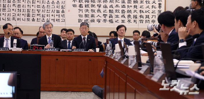 조희대 대법원장이 6일 서울 여의도 국회에서 열린 법제사법위원회의 대법원 등에 대한 국정감사에서 의원 질의에 답변을 하고 있다. 윤창원 기자
