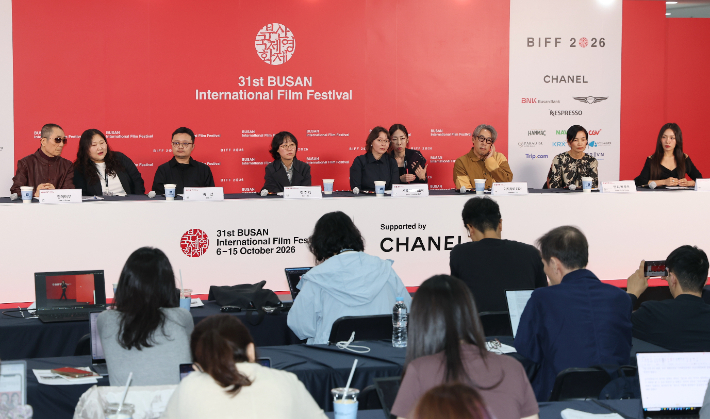 제31회 부산국제영화제 이틀째인 6일 부산 해운대구 영화의전당에서 열린 경쟁부문 심사위원 기자회견에서 심사위원장을 맡은 장이머우 감독(왼쪽부터), 비간 감독, 정주리 감독, 배우 사말 예슬라모바, 이시카와 케이 감독, 쩐 티 빅 응옥 감독, 배우 최희서가 질문을 듣고 있다. 연합뉴스