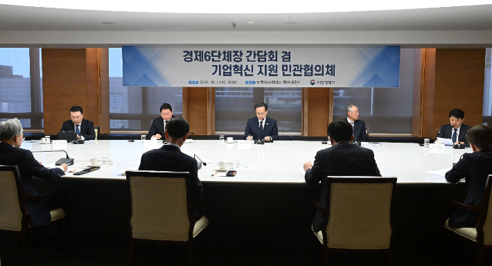 이형일(가운데) 부총리 겸 재정경제부 장관은 7일 서울 중구 대한상공회의소에서 열린 '경제6단체장 간담회 겸 기업혁신지원 민관협의체'에 참석해 경제단체에 협력을 당부했다. 재정경제부 제공