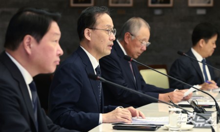 이형일 경제부총리 겸 재경부 장관이 7일 오전 서울 중구 대한상공회의소에서 열린 경제6단체장 간담회에서 모두발언을 하고 있다.