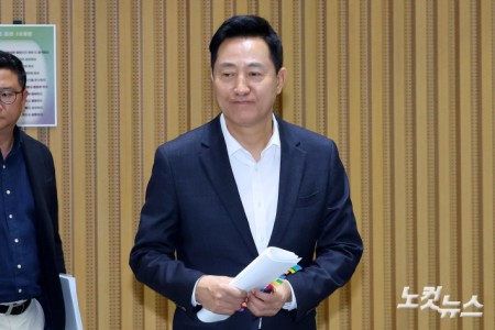 취임 100일 기자간담회 참석하는 오세훈 시장