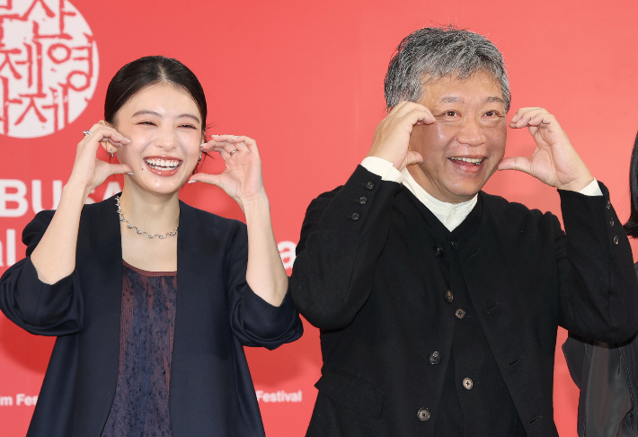 제31회 부산국제영화제 이틀째인 6일 부산 해운대구 영화의전당에서 열린 일본 영화 '룩백' 기자회견에서 배우 데구치 나츠키(왼쪽)와 고레에다 히로카즈 감독이 포즈를 취하고 있다. 연합뉴스