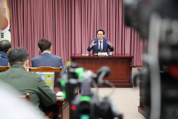 취임 100일 기자 간담회를 진행 중인 우상호 강원도지사. 강원도 제공 