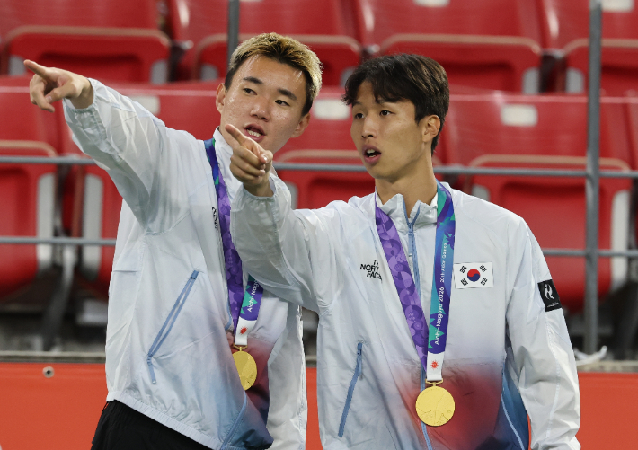 3일 일본 아이치현 도요타 스타디움에서 열린 2026 아이치·나고야 아시안게임 남자 축구 시상식에서 태극기 국기 게양이 이뤄지지 않자 금메달을 획득한 엄지성(오른쪽) 등 선수들이 게양대를 가리키며 당황한 표정을 짓는 모습. 연합뉴스 