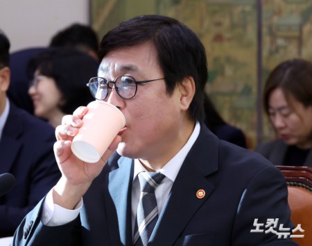 물 마시는 문체부 장관
