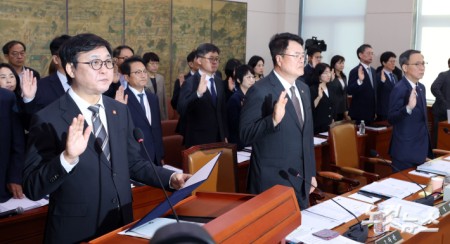 국감 선서하는 최휘영 장관