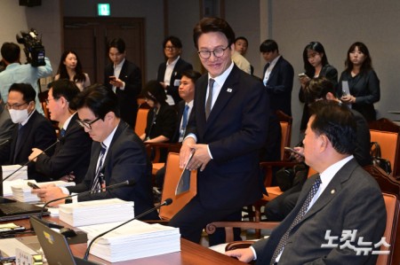 국방부 국감장 들어선 김민석