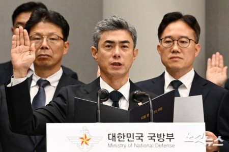 국감 선서하는 강신철 국방장관