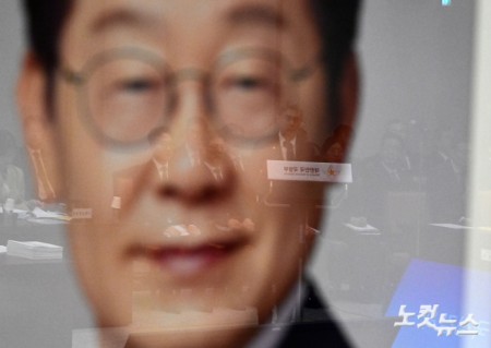 대통령 사진 걸린 국방부 국감장