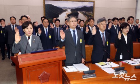 국감 선서하는 송미령 장관