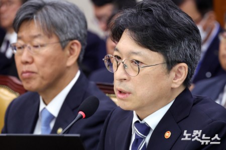 홍지선 국토교통부 장관이 7일 서울 여의도 국회에서 열린 국토교통위원회의 국토교통부·행정중심복합도시건설청·새만금개발청 등에 대한 국정감사에서 의원 질의에 답변을 하고 있다.
