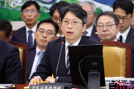 홍지선 국토교통부 장관이 7일 서울 여의도 국회에서 열린 국토교통위원회의 국토교통부·행정중심복합도시건설청·새만금개발청 등에 대한 국정감사에서 의원 질의에 답변을 하고 있다.