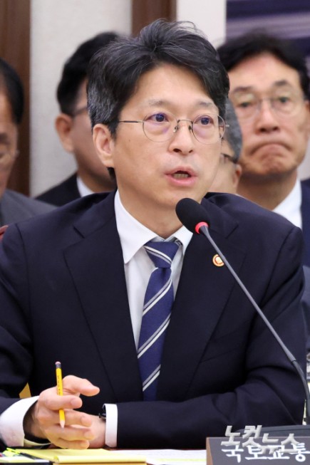홍지선 국토교통부 장관이 7일 서울 여의도 국회에서 열린 국토교통위원회의 국토교통부·행정중심복합도시건설청·새만금개발청 등에 대한 국정감사에서 의원 질의에 답변을 하고 있다.