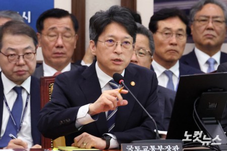 홍지선 국토교통부 장관이 7일 서울 여의도 국회에서 열린 국토교통위원회의 국토교통부·행정중심복합도시건설청·새만금개발청 등에 대한 국정감사에서 의원 질의에 답변을 하고 있다.