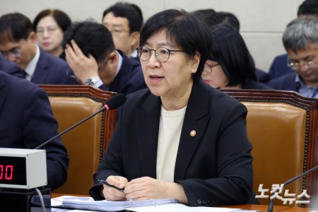 정은경 보건복지부 장관이 7일 서울 여의도 국회에서 열린 보건복지위원회의 보건복지부·질병관리청에 대한 국정감사에서 의원 질의에 답변을 하고 있다.