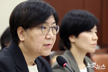 정은경 보건복지부 장관이 7일 서울 여의도 국회에서 열린 보건복지위원회의 보건복지부·질병관리청에 대한 국정감사에서 의원 질의에 답변을 하고 있다.