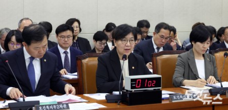 정은경 보건복지부 장관이 7일 서울 여의도 국회에서 열린 보건복지위원회의 보건복지부·질병관리청에 대한 국정감사에서 의원 질의에 답변을 하고 있다.
