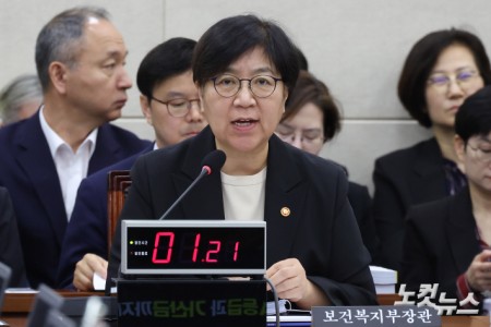 정은경 보건복지부 장관이 7일 서울 여의도 국회에서 열린 보건복지위원회의 보건복지부·질병관리청에 대한 국정감사에서 의원 질의에 답변을 하고 있다.