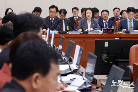 이소영 중소벤처기업부 장관이 7일 서울 여의도 국회에서 열린 산업통상자원중소벤처기업위원회의 중소벤처기업부에 대한 국정감사에서 의원 질의를 받고 있다.