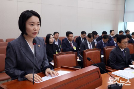 이소영 중소벤처기업부 장관이 7일 서울 여의도 국회에서 열린 산업통상자원중소벤처기업위원회의 중소벤처기업부에 대한 국정감사에서 기관보고를 하고 있다.