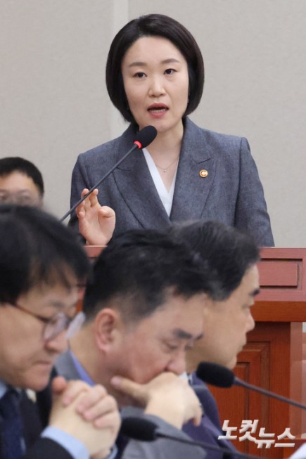 이소영 중소벤처기업부 장관이 7일 서울 여의도 국회에서 열린 산업통상자원중소벤처기업위원회의 중소벤처기업부에 대한 국정감사에서 기관보고를 하고 있다.