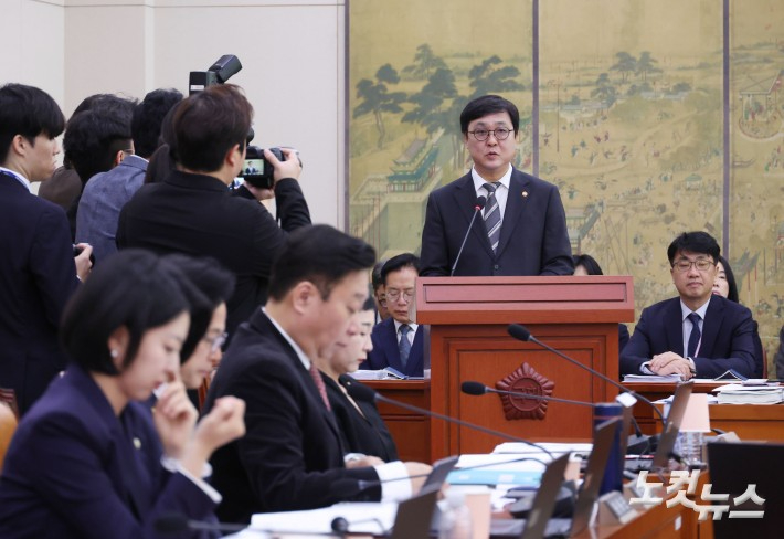 7일 국회 문화체육관광위원회 문화체육관광부 등에 대한 국정감사에 출석한 최휘영 문화체육관광부 장관이 업무보고를 하고 있다. 황진환 기자