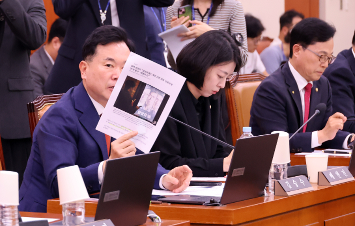  29일 국회에서 열린 문화체육관광위원회 전체회의에서 국민의힘 김승수 의원이 영화 '암살자(들)'과 관련, 허진호 감독 등을 국정감사 참고인으로라도 불러야 한다고 요구하고 있다. 연합뉴스