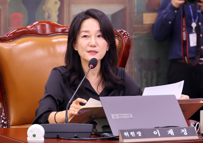 29일 국회에서 열린 문화체육관광위원회 전체회의에서 이재정 위원장이 국감 증인 등 출석 요구와 관련한 입장을 밝히고 있다. 연합뉴스