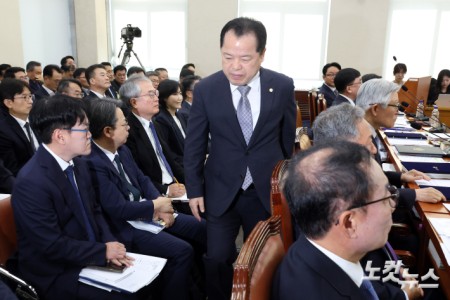 위철환 중앙선거관리위원회 위원장 직무대행이 7일 서울 여의도 국회에서 열린 행정안전위원회의 중앙선거관리위원회·인사혁신처 등에 대한 국정감사에 출석해 인사말을 마치고 이석하고 있다.