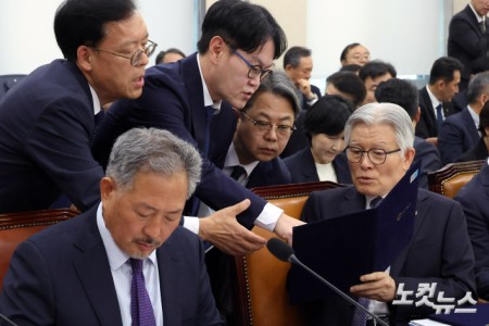 최동석 인사혁신처장이 7일 서울 여의도 국회에서 열린 행정안전위원회의 중앙선거관리위원회·인사혁신처 등에 대한 국정감사에서 관계자들과 대화를 하고 있다.