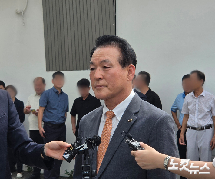 지난 8월 1심 재판을 마친 백 시장이 취재진의 질문에 답하고 있다. 박우경 기자