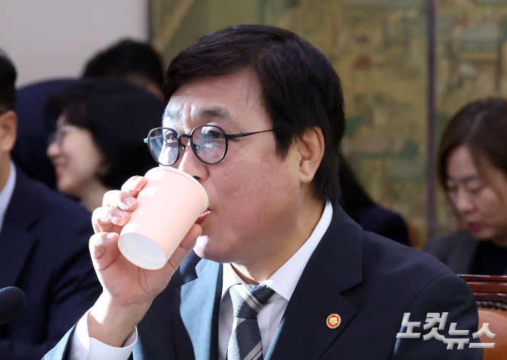 7일 국회 문화체육관광위원회 문화체육관광부 등에 대한 국정감사에 출석한 최휘영 문화체육관광부 장관이 물을 마시고 있다. 황진환 기자