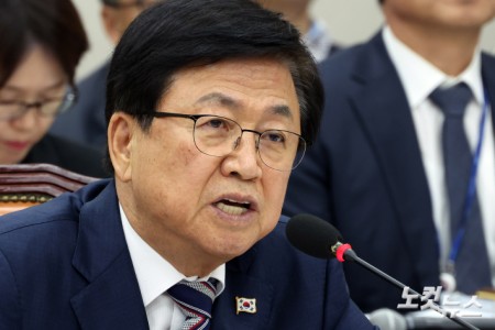 최교진 교육부 장관이 7일 서울 여의도 국회에서 열린 교육위원회의 교육부·국가교육위원회 등에 대한 국정감사에서 의원 질의에 답변을 하고 있다.