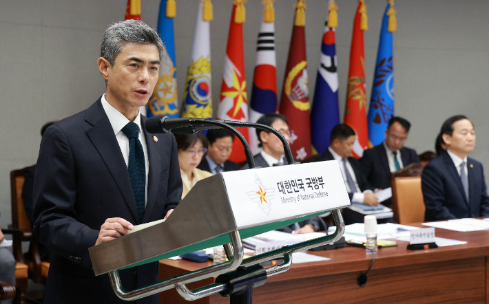 강신철 국방부 장관이 7일 서울 용산구 국방부에서 열린 국회 국방위원회 국정감사에서 업무보고를 하고 있다. 연합뉴스